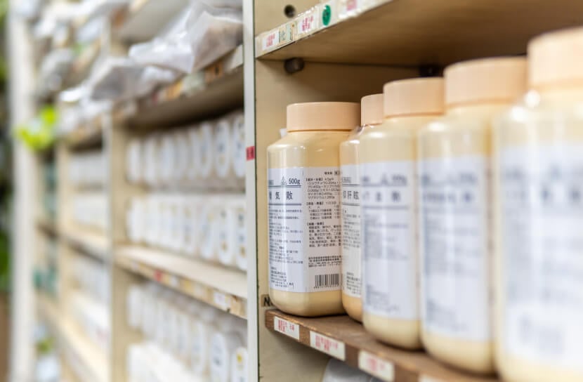 漢方ツヅノ薬局の調剤室の棚に漢方薬が陳列されている写真